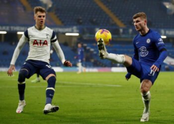 Spurs top after Chelsea stalemate, Cavani sparks Man Utd