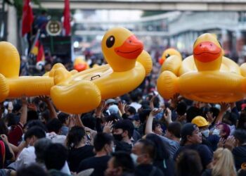 Thai protesters take on authorities in ‘rubber duck revolution’