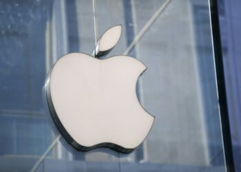 Apple ties exec bonuses to social, environmental values