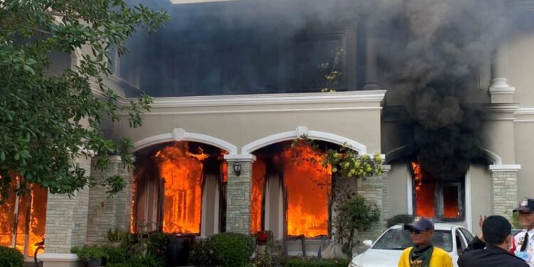 Staff flee Bangkok mansion as it goes up in flames, dogs don’t. (Video)