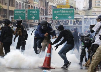 Police crack down on protesters
