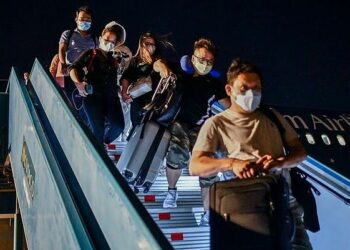 Do the leg-work, be patient: foreigners on flying back to Vietnam