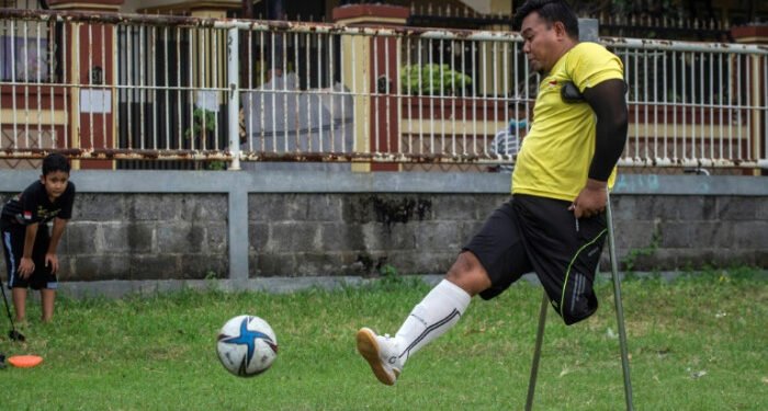 One-legged Indonesian keeps football dream alive
