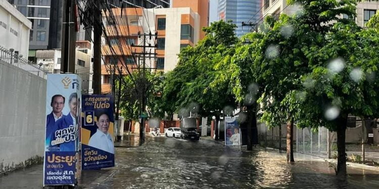 Flooding in Bangkok after 10 hours of torrential rain