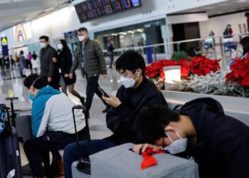 Tourists in Hong Kong rejoice after amber health code axed